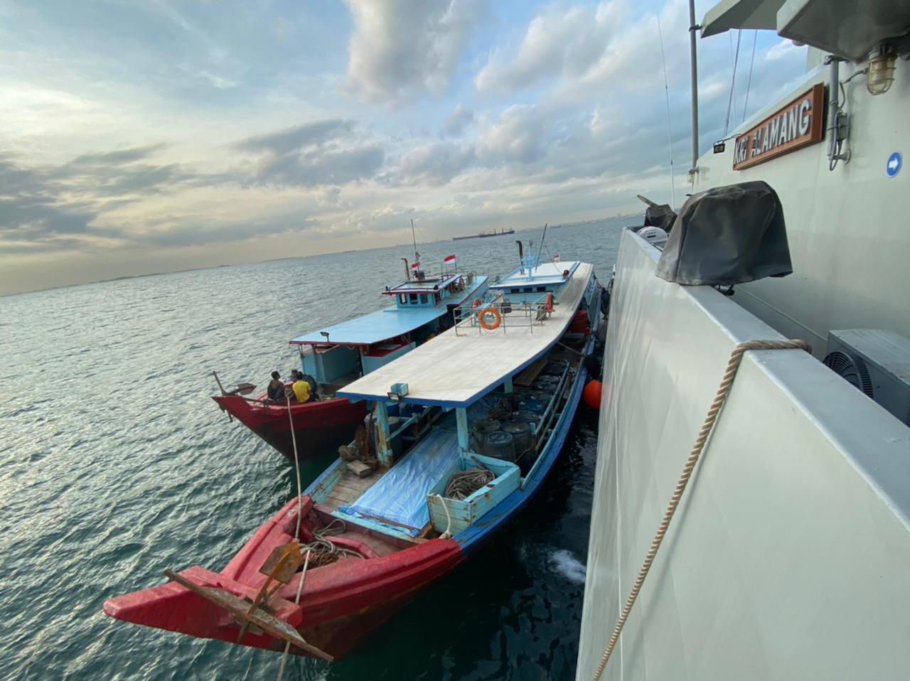 Tegang! TNI AL Gagalkan 2 Kapal Minyak Ilegal Di Selat Singapura - GenPI.co